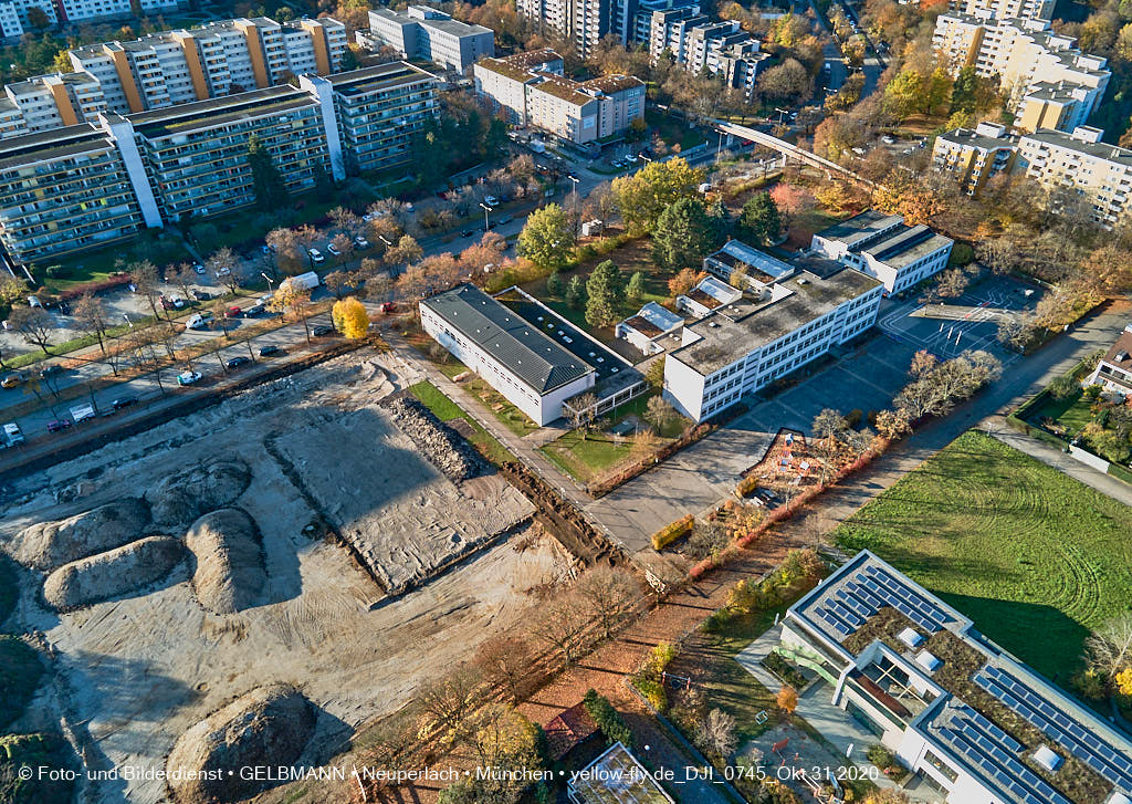 31.10.2020 - Grundschule am Karl-Marx-Ring von Oben in Neuperlach