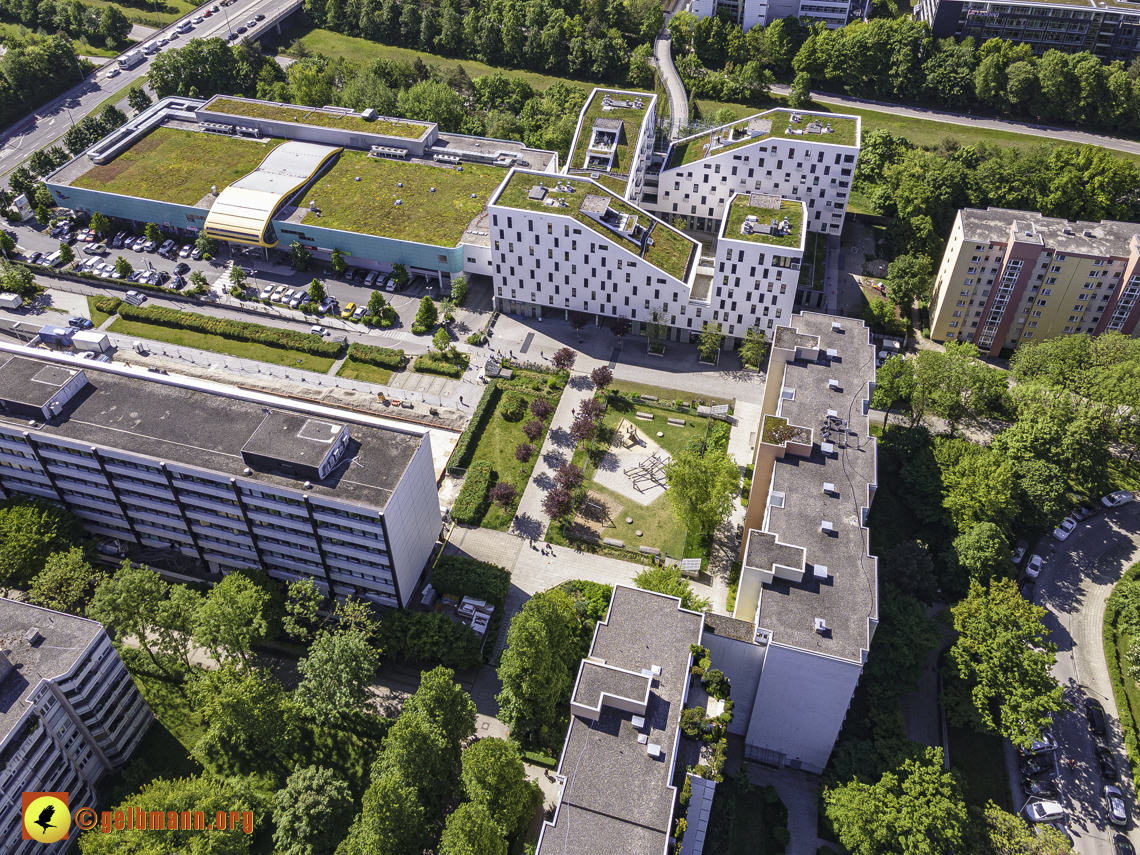 31.05.2021 - der Wohnring, Plettzentrum und die ehemalige Allianz-Versicherung in Neuperlach