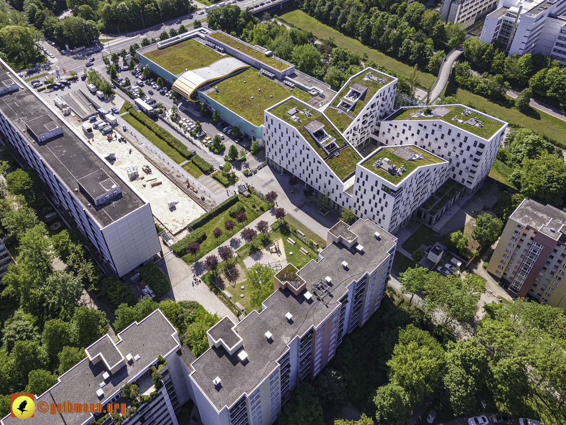 31.05.2021 - der Wohnring, Plettzentrum und die ehemalige Allianz-Versicherung in Neuperlach