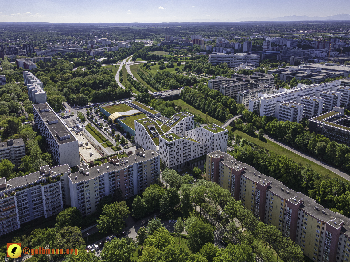 31.05.2021 - der Wohnring, Plettzentrum und die ehemalige Allianz-Versicherung in Neuperlach