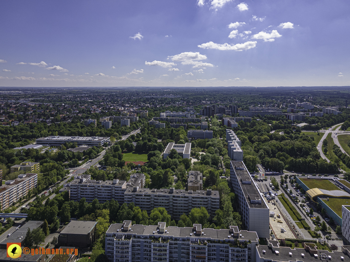 31.05.2021 - der Wohnring, Plettzentrum und die ehemalige Allianz-Versicherung in Neuperlach