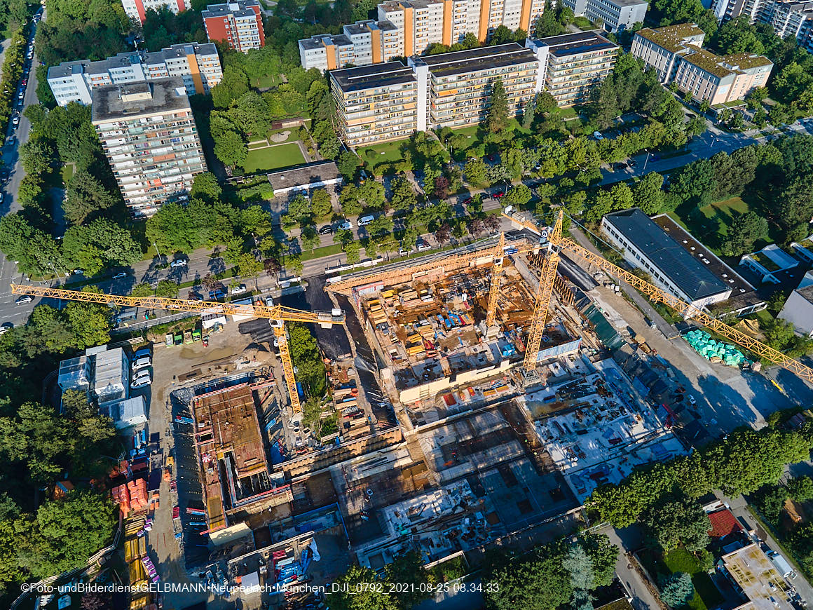 25.08.2021 - Luftaufnahmen von der Baustelle Grundschule am Karl-Marx-Ring in Neuperlach