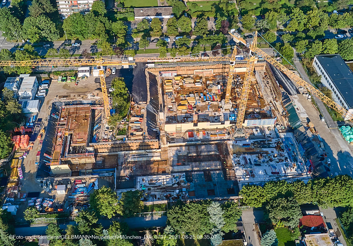 25.08.2021 - Luftaufnahmen von der Baustelle Grundschule am Karl-Marx-Ring in Neuperlach