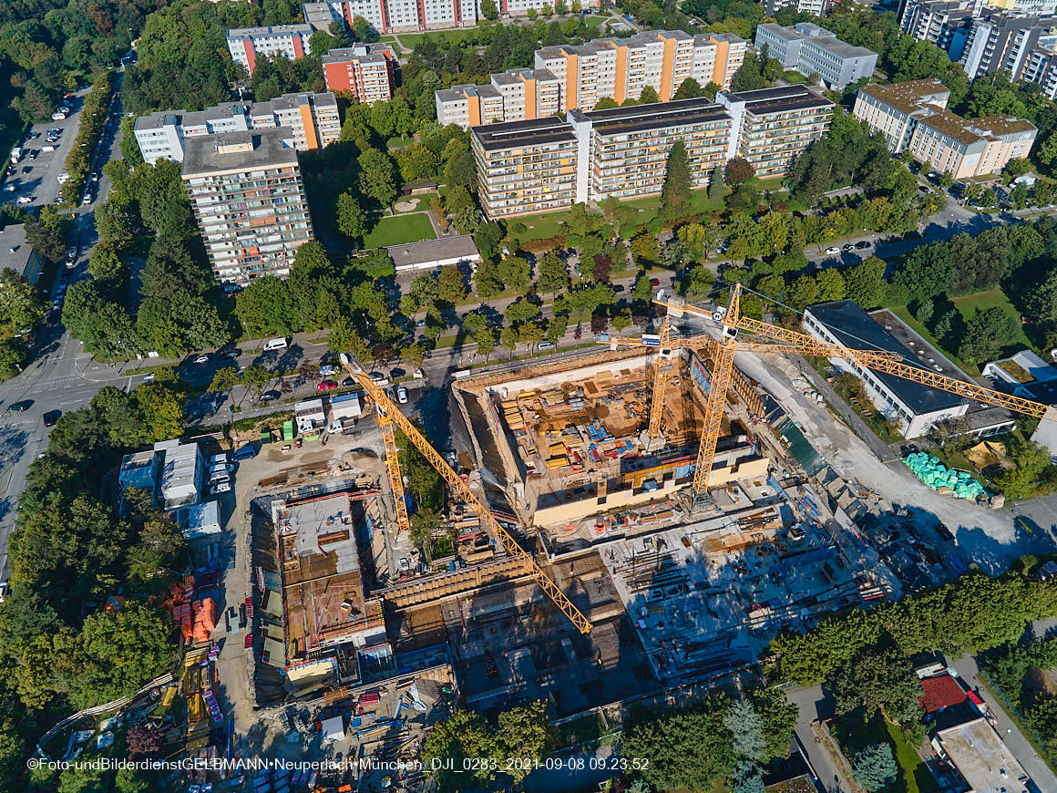 11.09.2021 - Luftaufnahmen der Grundschule am Karl-Marx-Ring in Neuperlach