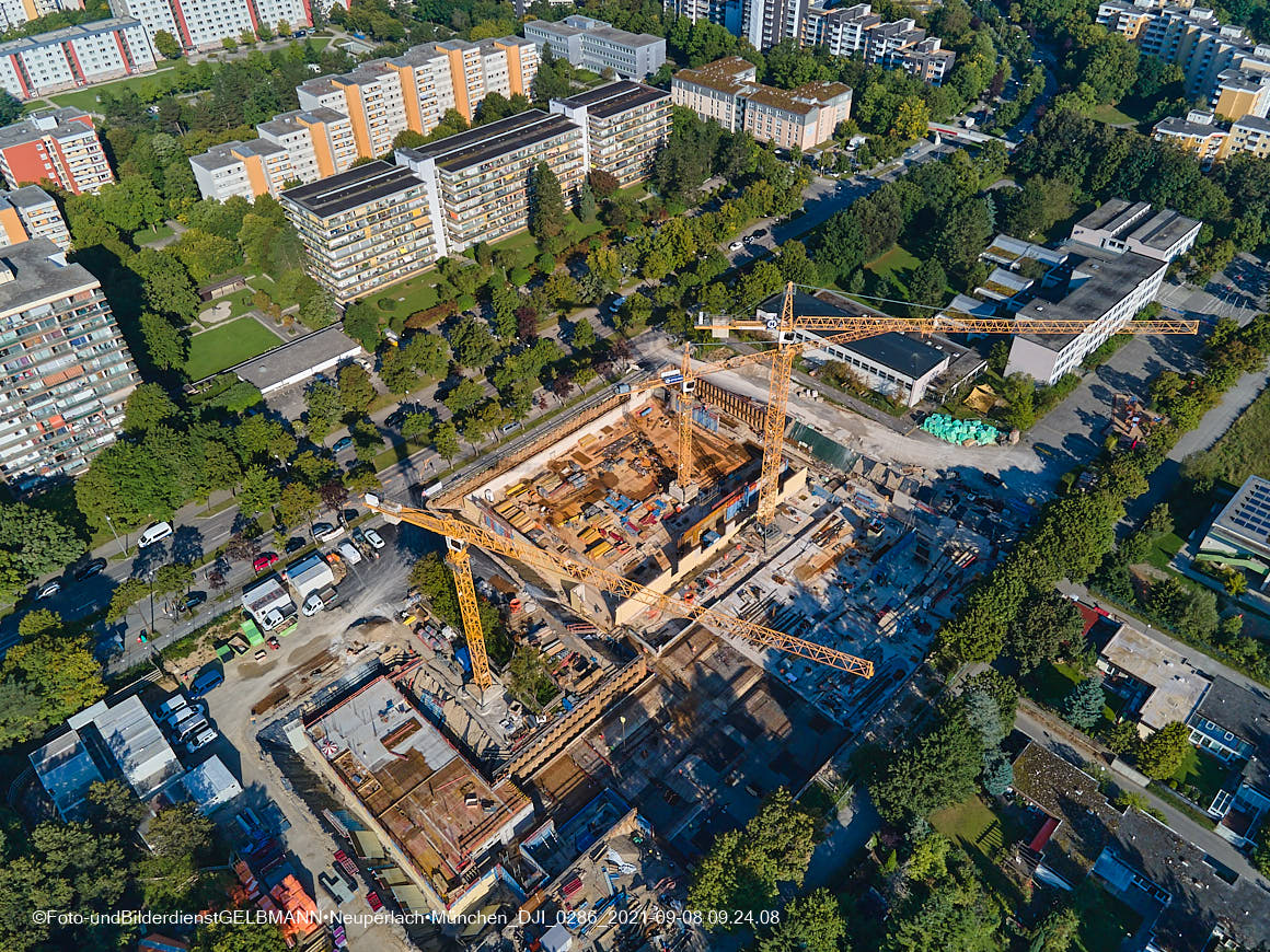 11.09.2021 - Luftaufnahmen der Grundschule am Karl-Marx-Ring in Neuperlach