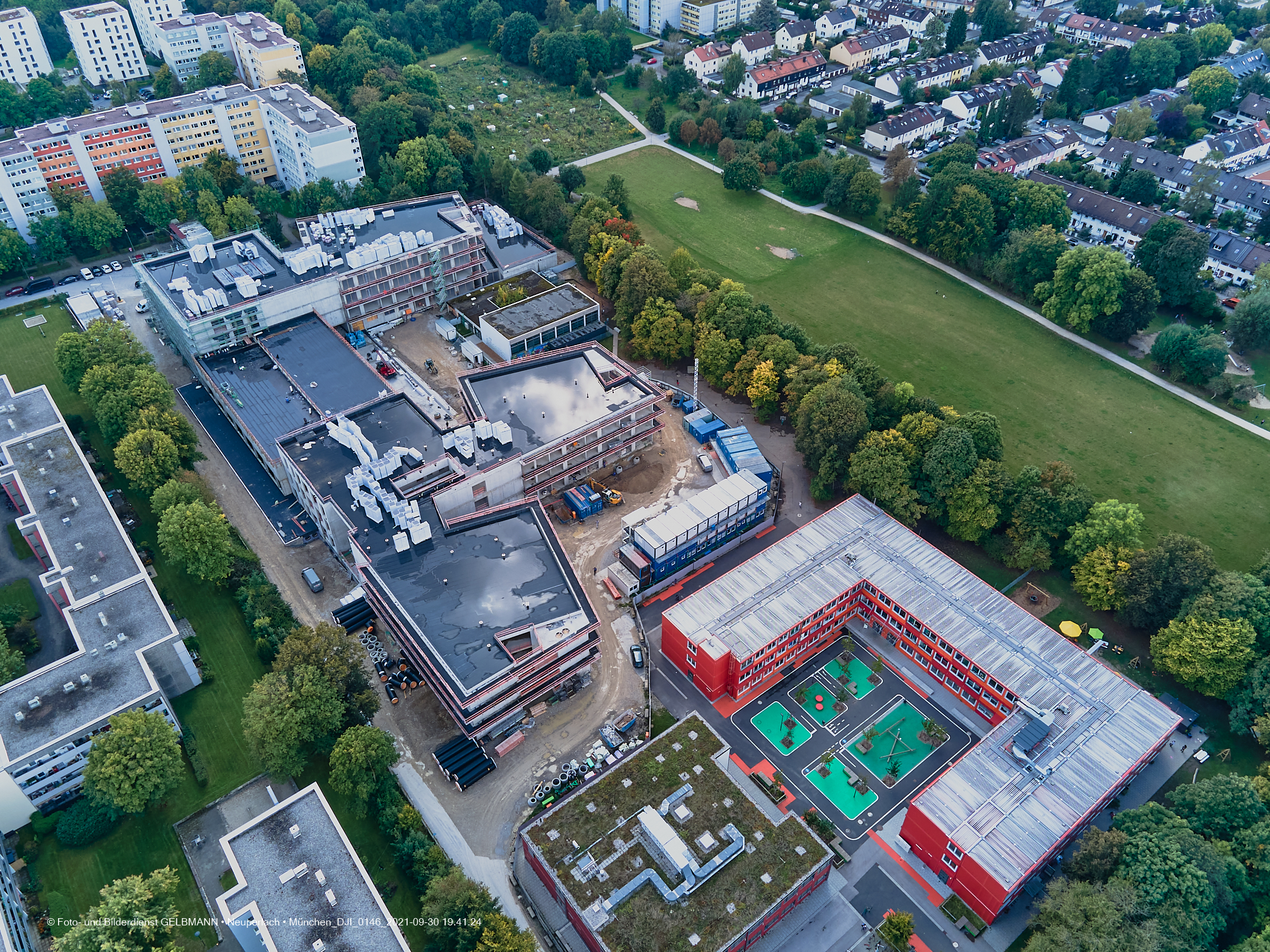16.08.2020 - Luftaufnahmen von der Baustelle Grundschule am Karl-Marx-Ring in Neuperlach