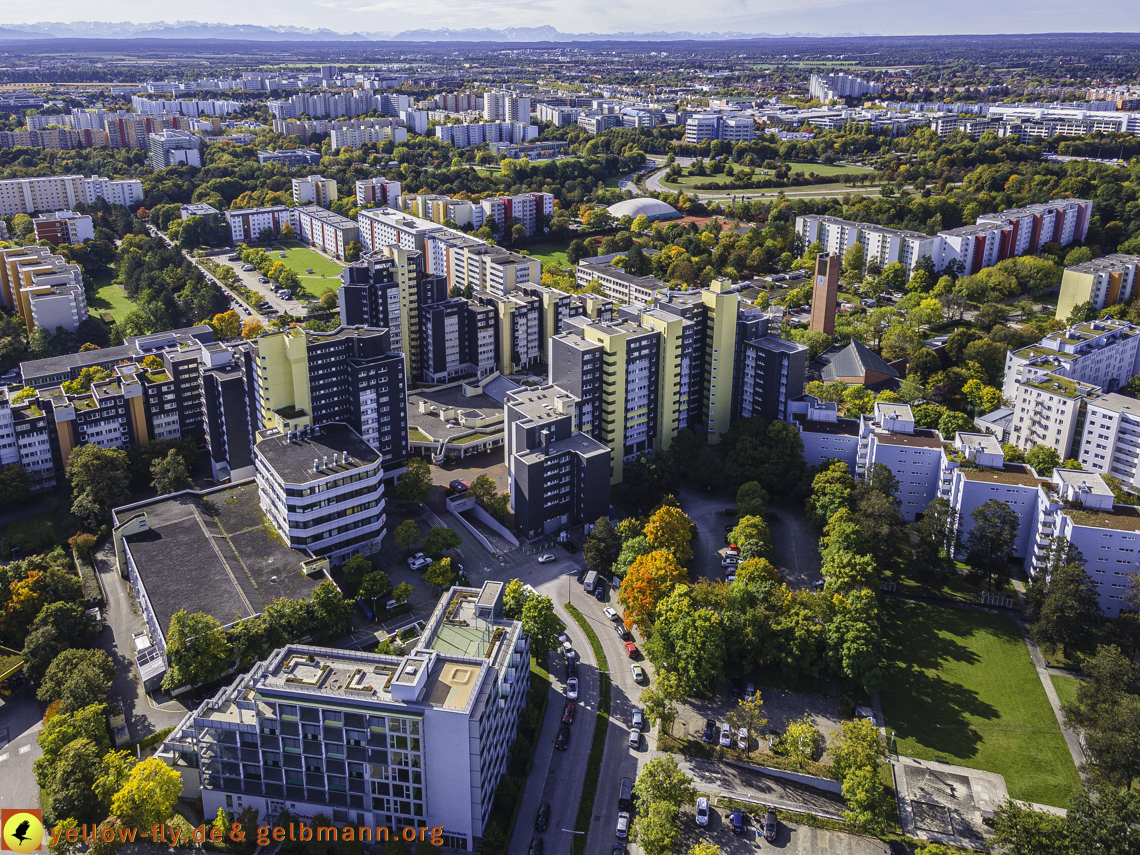 15.10.2021 - Marx-Zentrum, die kleinere Wohnanlage am Karl-Marx-Ring 52-62, Alexisquartier und Grundschule in Neuperlach 15.10.2021 - Marx-Zentrum, die kleinere Wohnanlage am Karl-Marx-Ring 52-62, Alexisquartier und Grundschule in Neuperlach