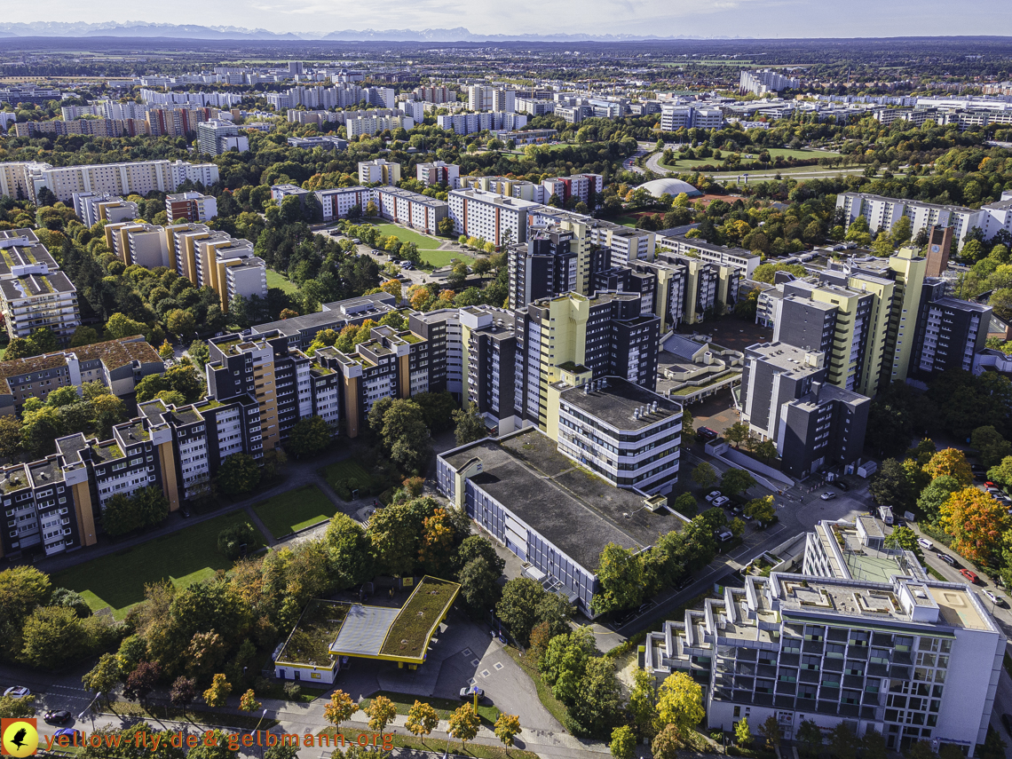 15.10.2021 - Marx-Zentrum, die kleinere Wohnanlage am Karl-Marx-Ring 52-62, Alexisquartier und Grundschule in Neuperlach 15.10.2021 - Marx-Zentrum, die kleinere Wohnanlage am Karl-Marx-Ring 52-62, Alexisquartier und Grundschule in Neuperlach