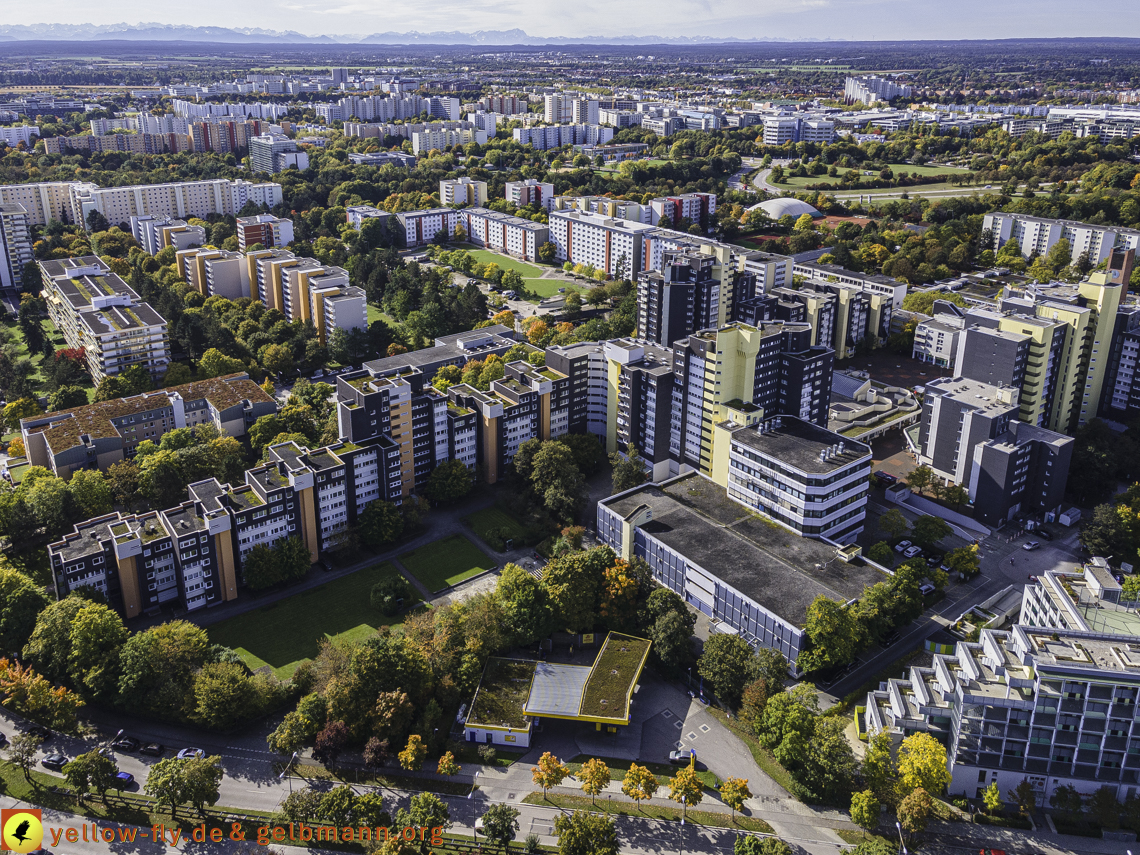 15.10.2021 - Marx-Zentrum, die kleinere Wohnanlage am Karl-Marx-Ring 52-62, Alexisquartier und Grundschule in Neuperlach 15.10.2021 - Marx-Zentrum, die kleinere Wohnanlage am Karl-Marx-Ring 52-62, Alexisquartier und Grundschule in Neuperlach