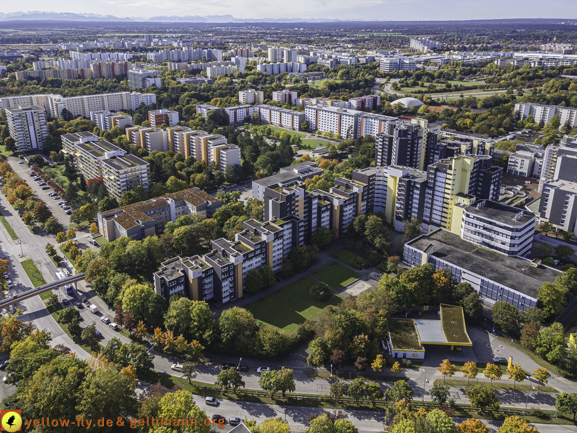 15.10.2021 - Marx-Zentrum, die kleinere Wohnanlage am Karl-Marx-Ring 52-62, Alexisquartier und Grundschule in Neuperlach 15.10.2021 - Marx-Zentrum, die kleinere Wohnanlage am Karl-Marx-Ring 52-62, Alexisquartier und Grundschule in Neuperlach