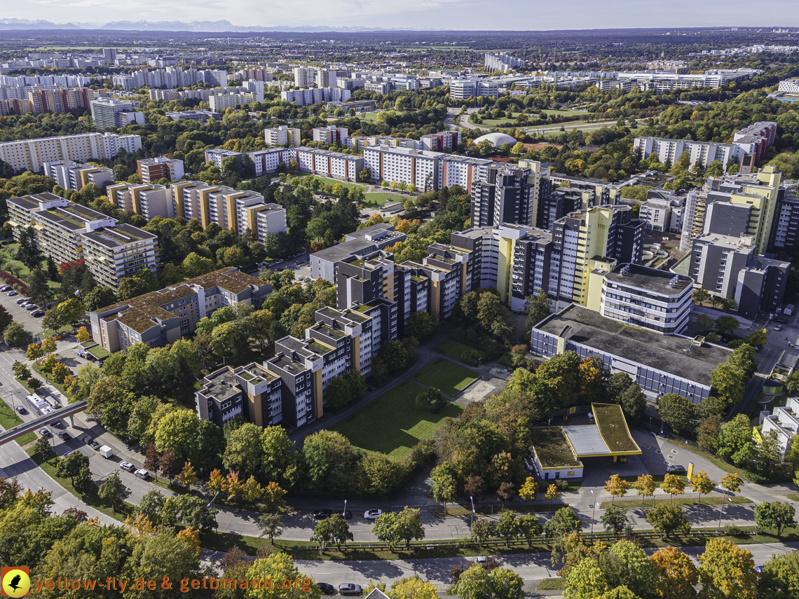 15.10.2021 - Marx-Zentrum, die kleinere Wohnanlage am Karl-Marx-Ring 52-62, Alexisquartier und Grundschule in Neuperlach 15.10.2021 - Marx-Zentrum, die kleinere Wohnanlage am Karl-Marx-Ring 52-62, Alexisquartier und Grundschule in Neuperlach