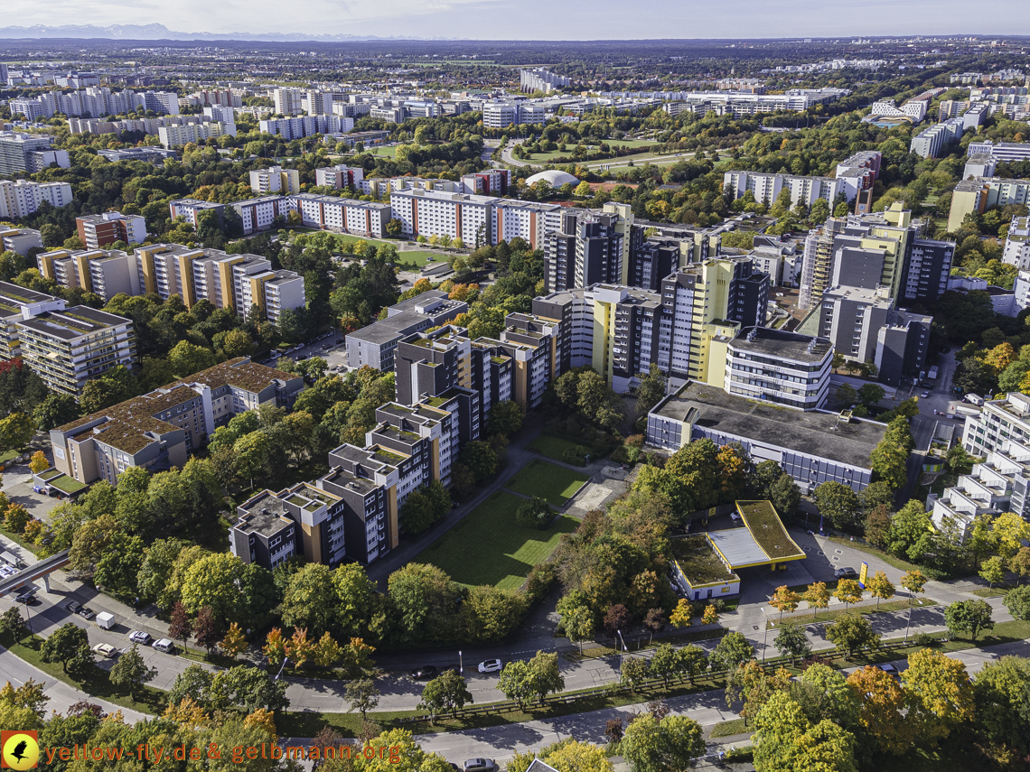 15.10.2021 - Marx-Zentrum, die kleinere Wohnanlage am Karl-Marx-Ring 52-62, Alexisquartier und Grundschule in Neuperlach 15.10.2021 - Marx-Zentrum, die kleinere Wohnanlage am Karl-Marx-Ring 52-62, Alexisquartier und Grundschule in Neuperlach