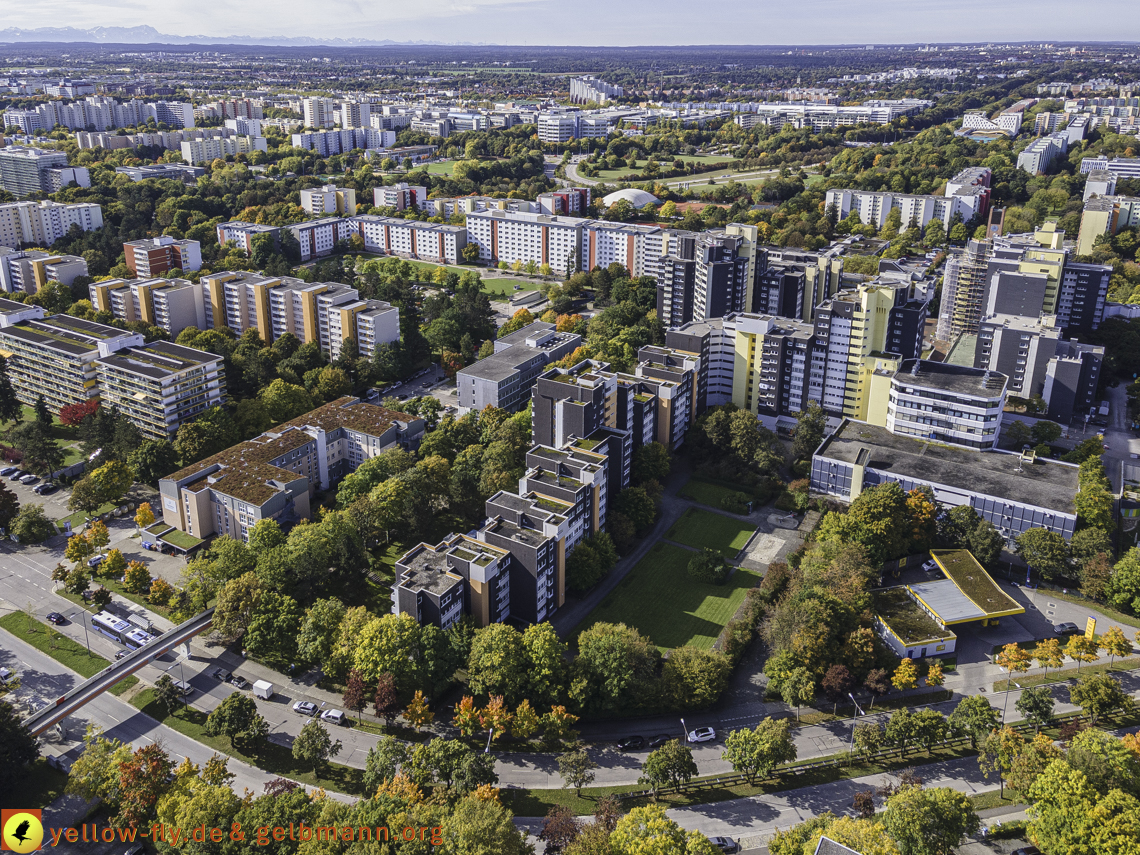 15.10.2021 - Marx-Zentrum, die kleinere Wohnanlage am Karl-Marx-Ring 52-62, Alexisquartier und Grundschule in Neuperlach 15.10.2021 - Marx-Zentrum, die kleinere Wohnanlage am Karl-Marx-Ring 52-62, Alexisquartier und Grundschule in Neuperlach