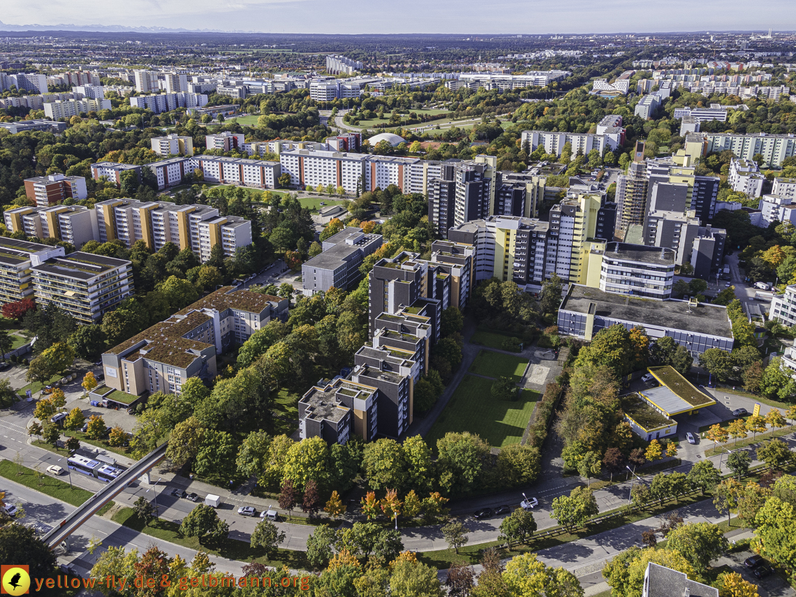 15.10.2021 - Marx-Zentrum, die kleinere Wohnanlage am Karl-Marx-Ring 52-62, Alexisquartier und Grundschule in Neuperlach 15.10.2021 - Marx-Zentrum, die kleinere Wohnanlage am Karl-Marx-Ring 52-62, Alexisquartier und Grundschule in Neuperlach