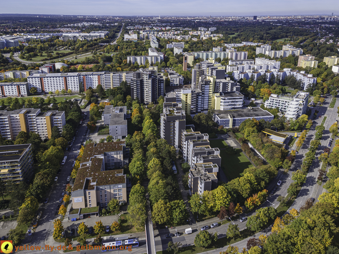 15.10.2021 - Marx-Zentrum, die kleinere Wohnanlage am Karl-Marx-Ring 52-62, Alexisquartier und Grundschule in Neuperlach 15.10.2021 - Marx-Zentrum, die kleinere Wohnanlage am Karl-Marx-Ring 52-62, Alexisquartier und Grundschule in Neuperlach