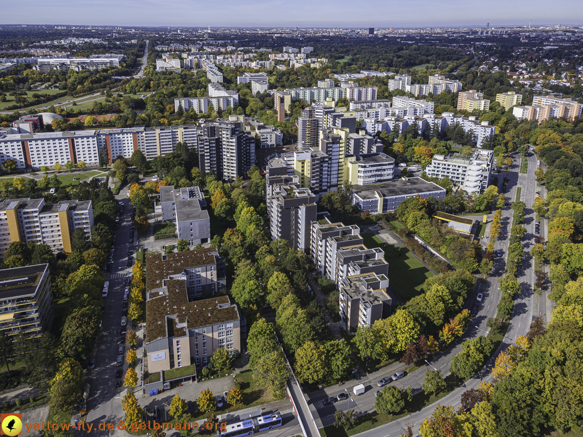 15.10.2021 - Marx-Zentrum, die kleinere Wohnanlage am Karl-Marx-Ring 52-62, Alexisquartier und Grundschule in Neuperlach 15.10.2021 - Marx-Zentrum, die kleinere Wohnanlage am Karl-Marx-Ring 52-62, Alexisquartier und Grundschule in Neuperlach