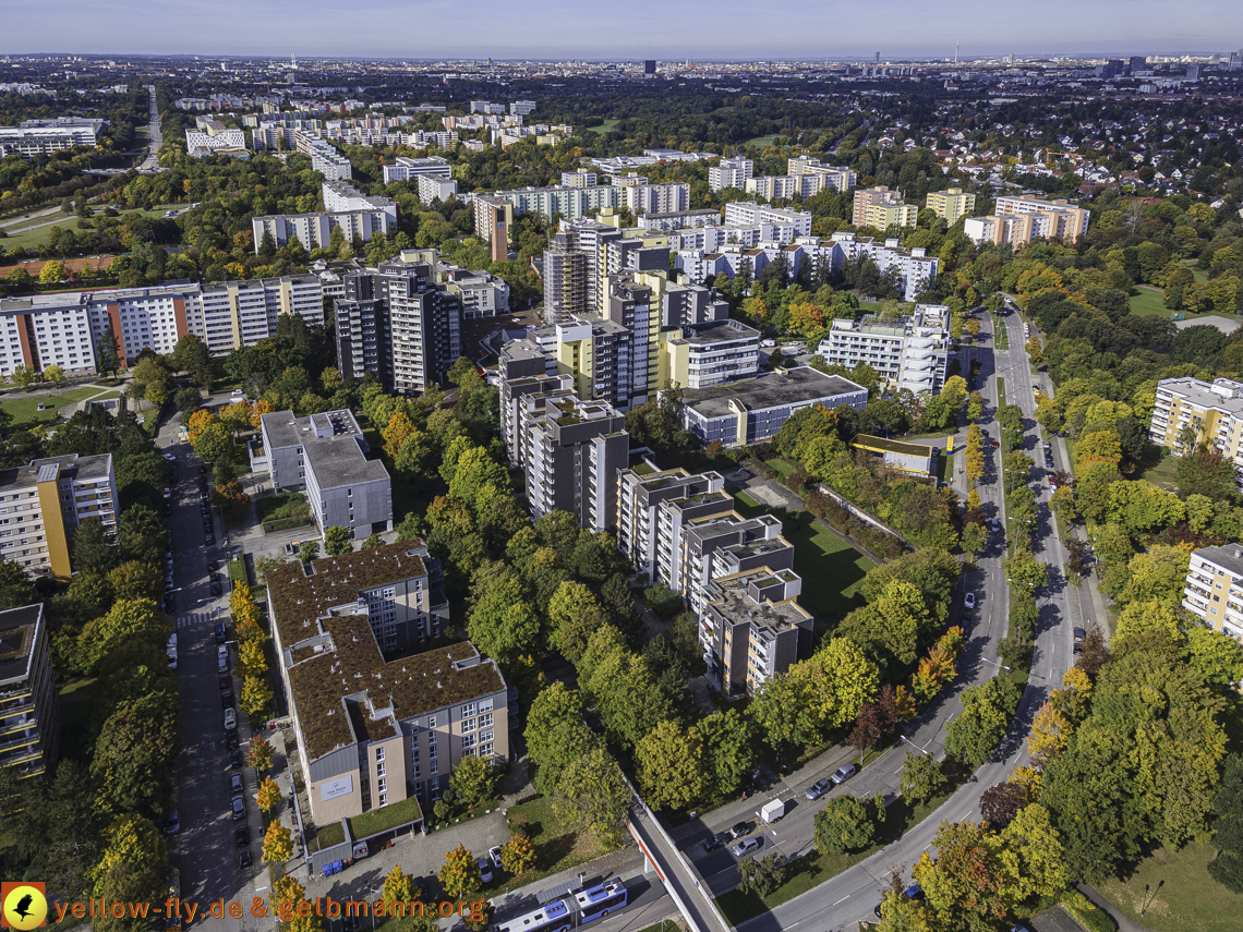 15.10.2021 - Marx-Zentrum, die kleinere Wohnanlage am Karl-Marx-Ring 52-62, Alexisquartier und Grundschule in Neuperlach 15.10.2021 - Marx-Zentrum, die kleinere Wohnanlage am Karl-Marx-Ring 52-62, Alexisquartier und Grundschule in Neuperlach