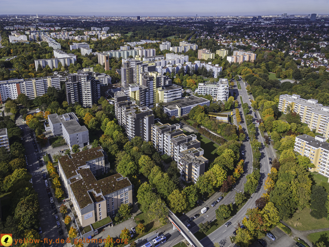 15.10.2021 - Marx-Zentrum, die kleinere Wohnanlage am Karl-Marx-Ring 52-62, Alexisquartier und Grundschule in Neuperlach 15.10.2021 - Marx-Zentrum, die kleinere Wohnanlage am Karl-Marx-Ring 52-62, Alexisquartier und Grundschule in Neuperlach