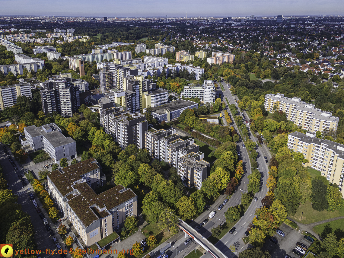 15.10.2021 - Marx-Zentrum, die kleinere Wohnanlage am Karl-Marx-Ring 52-62, Alexisquartier und Grundschule in Neuperlach 15.10.2021 - Marx-Zentrum, die kleinere Wohnanlage am Karl-Marx-Ring 52-62, Alexisquartier und Grundschule in Neuperlach