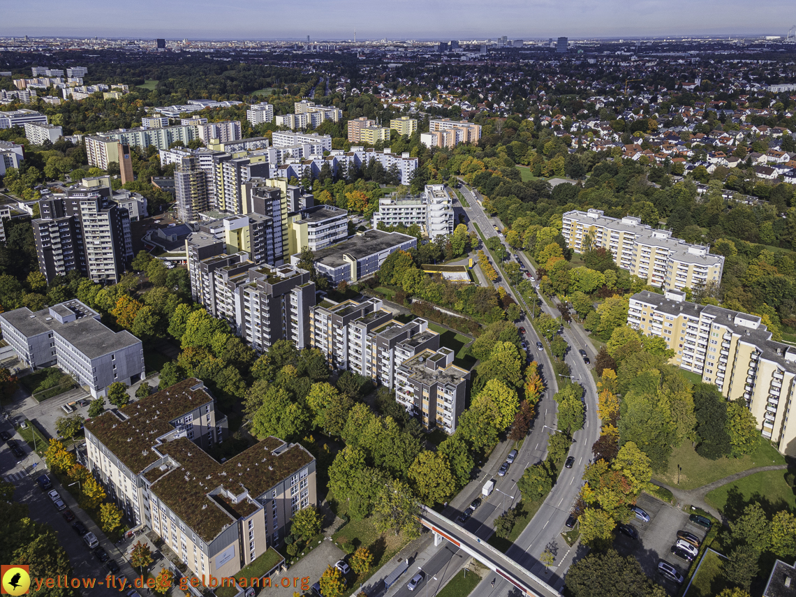 15.10.2021 - Marx-Zentrum, die kleinere Wohnanlage am Karl-Marx-Ring 52-62, Alexisquartier und Grundschule in Neuperlach 15.10.2021 - Marx-Zentrum, die kleinere Wohnanlage am Karl-Marx-Ring 52-62, Alexisquartier und Grundschule in Neuperlach