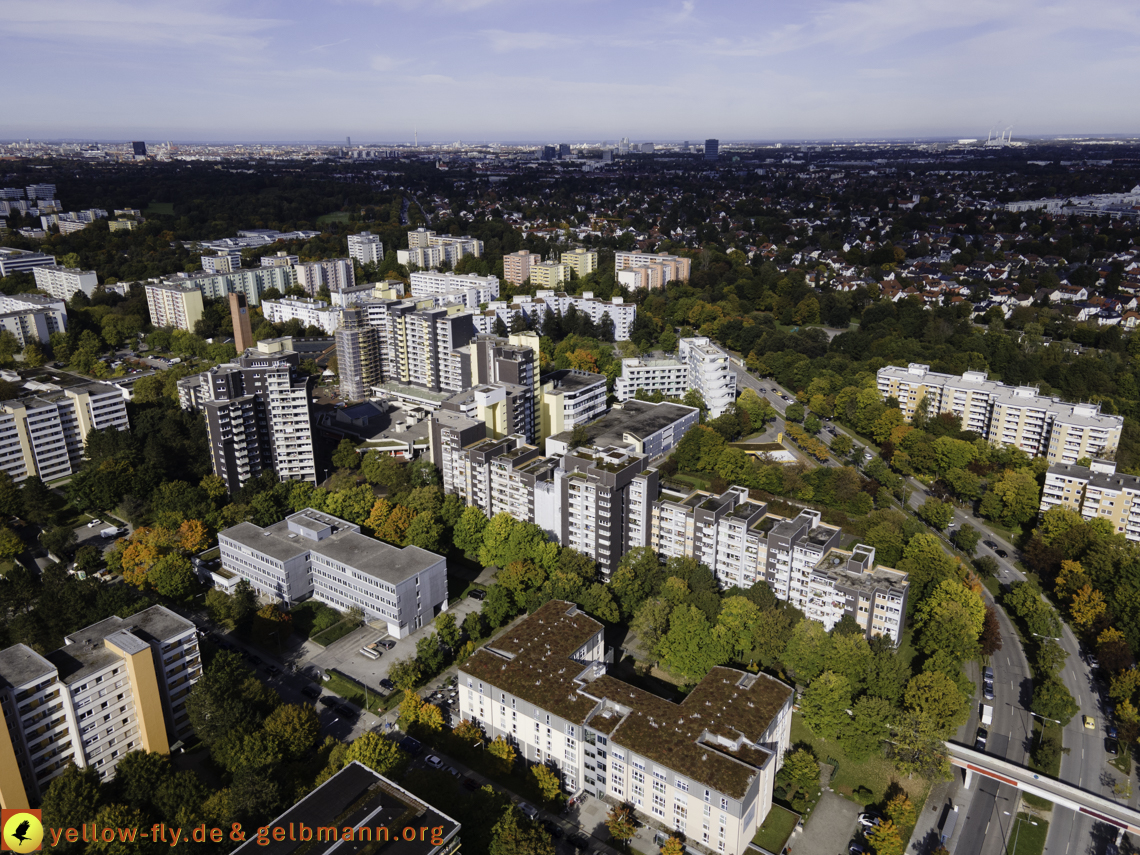 15.10.2021 - Marx-Zentrum, die kleinere Wohnanlage am Karl-Marx-Ring 52-62, Alexisquartier und Grundschule in Neuperlach 15.10.2021 - Marx-Zentrum, die kleinere Wohnanlage am Karl-Marx-Ring 52-62, Alexisquartier und Grundschule in Neuperlach