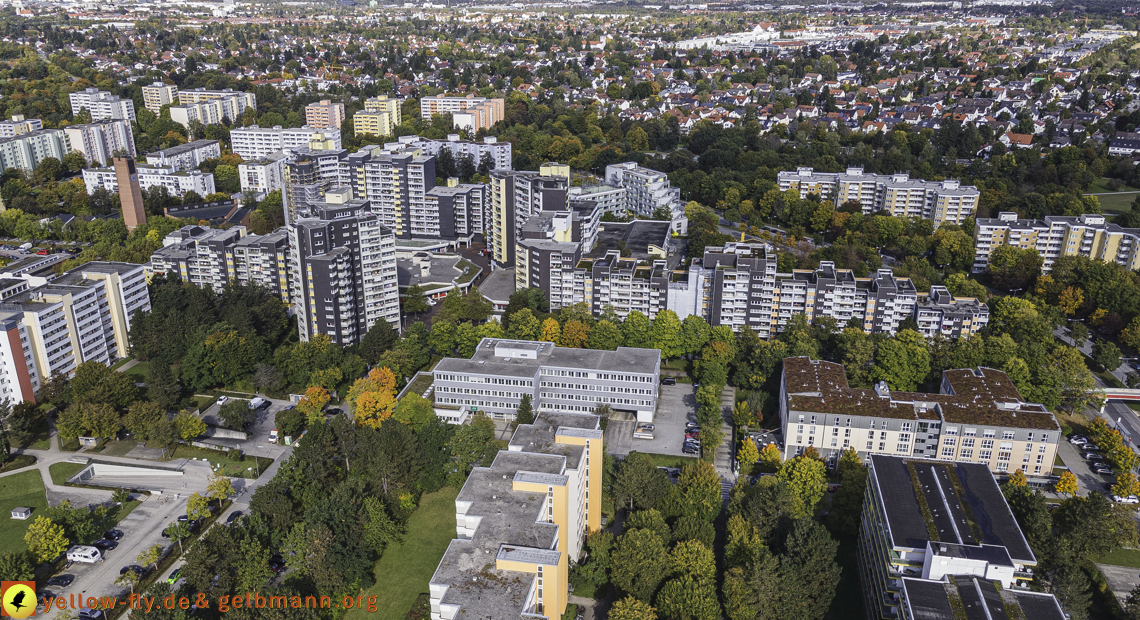 15.10.2021 - Marx-Zentrum, die kleinere Wohnanlage am Karl-Marx-Ring 52-62, Alexisquartier und Grundschule in Neuperlach 15.10.2021 - Marx-Zentrum, die kleinere Wohnanlage am Karl-Marx-Ring 52-62, Alexisquartier und Grundschule in Neuperlach