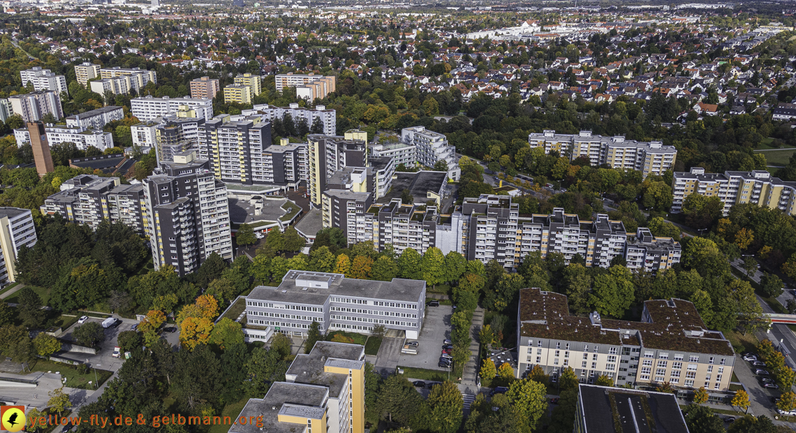 15.10.2021 - Marx-Zentrum, die kleinere Wohnanlage am Karl-Marx-Ring 52-62, Alexisquartier und Grundschule in Neuperlach 15.10.2021 - Marx-Zentrum, die kleinere Wohnanlage am Karl-Marx-Ring 52-62, Alexisquartier und Grundschule in Neuperlach