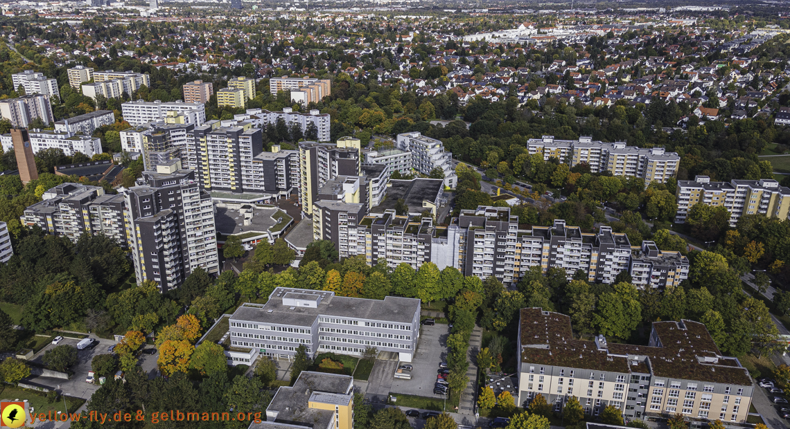 15.10.2021 - Marx-Zentrum, die kleinere Wohnanlage am Karl-Marx-Ring 52-62, Alexisquartier und Grundschule in Neuperlach 15.10.2021 - Marx-Zentrum, die kleinere Wohnanlage am Karl-Marx-Ring 52-62, Alexisquartier und Grundschule in Neuperlach