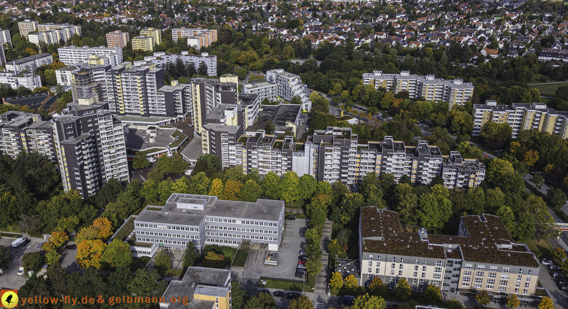15.10.2021 - Marx-Zentrum, die kleinere Wohnanlage am Karl-Marx-Ring 52-62, Alexisquartier und Grundschule in Neuperlach 15.10.2021 - Marx-Zentrum, die kleinere Wohnanlage am Karl-Marx-Ring 52-62, Alexisquartier und Grundschule in Neuperlach
