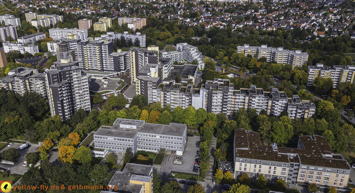 15.10.2021 - Marx-Zentrum, die kleinere Wohnanlage am Karl-Marx-Ring 52-62, Alexisquartier und Grundschule in Neuperlach 15.10.2021 - Marx-Zentrum, die kleinere Wohnanlage am Karl-Marx-Ring 52-62, Alexisquartier und Grundschule in Neuperlach