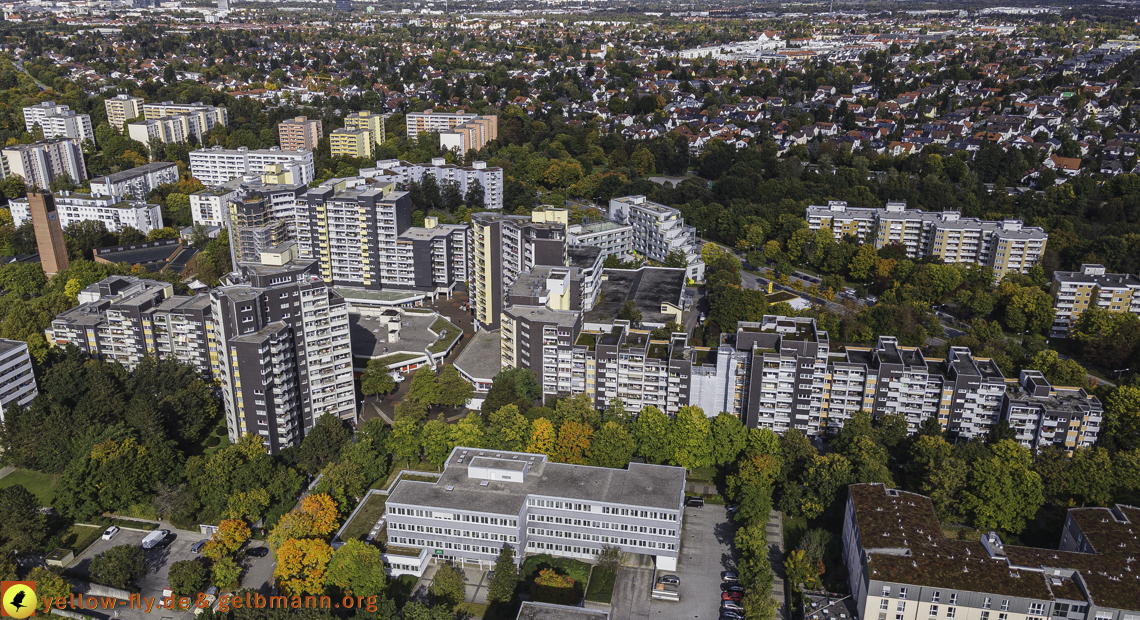 15.10.2021 - Marx-Zentrum, die kleinere Wohnanlage am Karl-Marx-Ring 52-62, Alexisquartier und Grundschule in Neuperlach 15.10.2021 - Marx-Zentrum, die kleinere Wohnanlage am Karl-Marx-Ring 52-62, Alexisquartier und Grundschule in Neuperlach