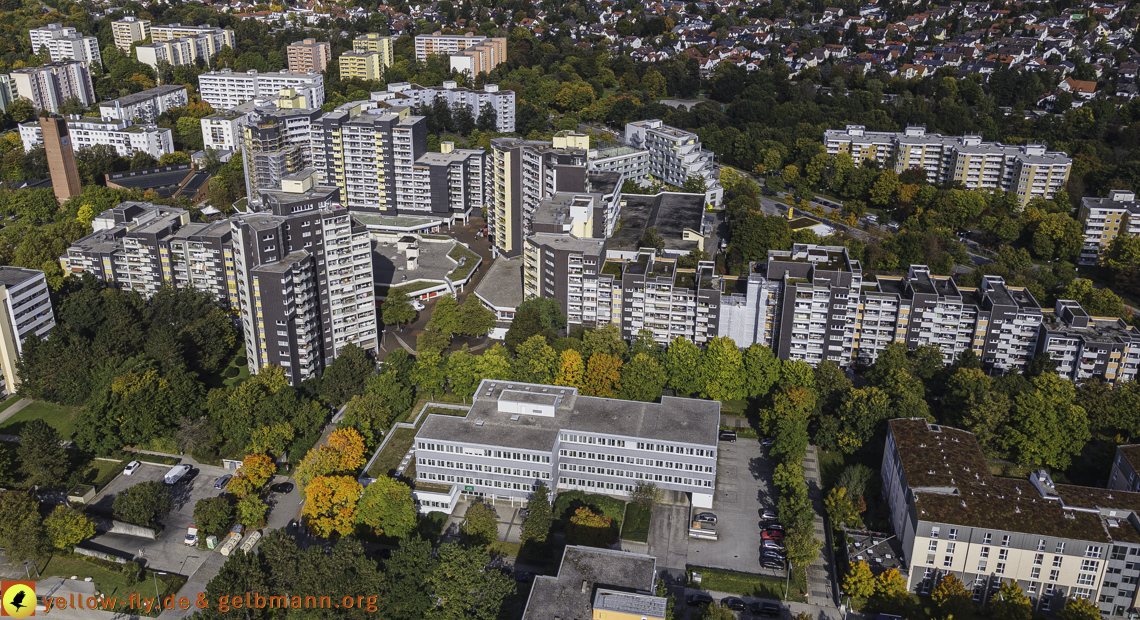 15.10.2021 - Marx-Zentrum, die kleinere Wohnanlage am Karl-Marx-Ring 52-62, Alexisquartier und Grundschule in Neuperlach 15.10.2021 - Marx-Zentrum, die kleinere Wohnanlage am Karl-Marx-Ring 52-62, Alexisquartier und Grundschule in Neuperlach