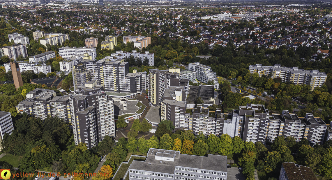 15.10.2021 - Marx-Zentrum, die kleinere Wohnanlage am Karl-Marx-Ring 52-62, Alexisquartier und Grundschule in Neuperlach 15.10.2021 - Marx-Zentrum, die kleinere Wohnanlage am Karl-Marx-Ring 52-62, Alexisquartier und Grundschule in Neuperlach
