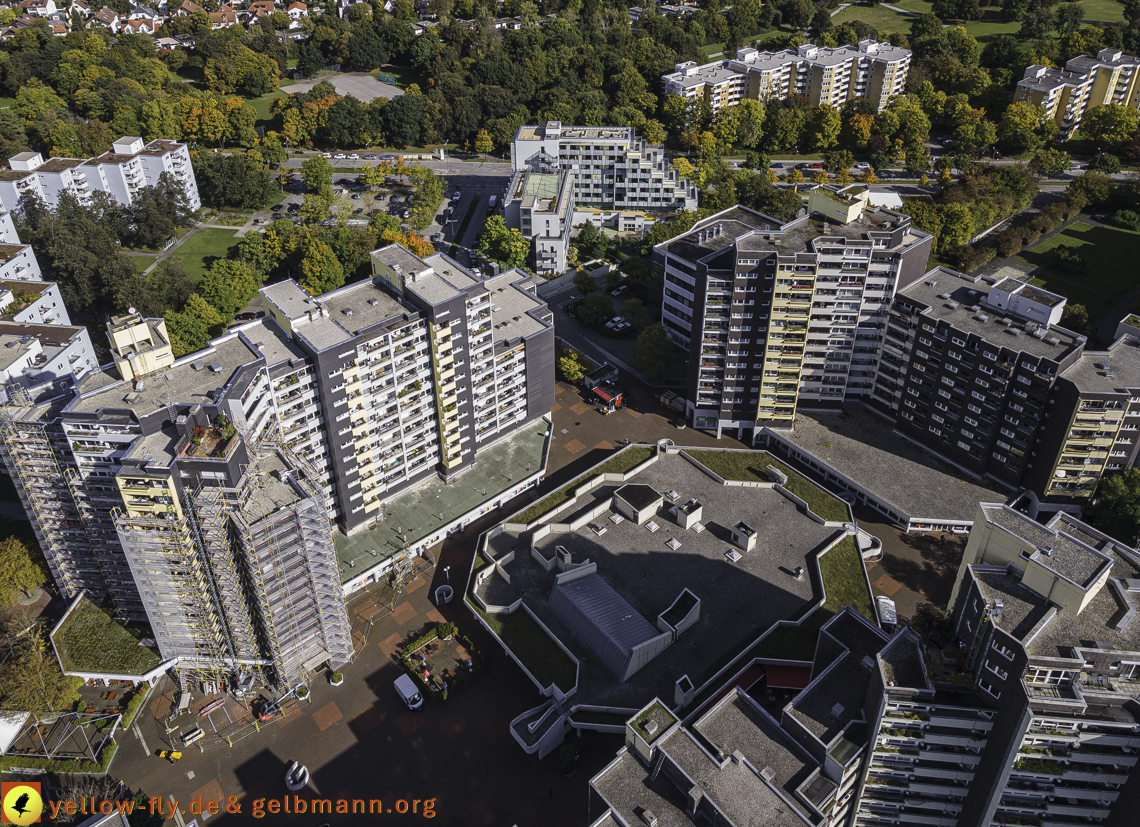 15.10.2021 - Marx-Zentrum, die kleinere Wohnanlage am Karl-Marx-Ring 52-62, Alexisquartier und Grundschule in Neuperlach 15.10.2021 - Marx-Zentrum, die kleinere Wohnanlage am Karl-Marx-Ring 52-62, Alexisquartier und Grundschule in Neuperlach