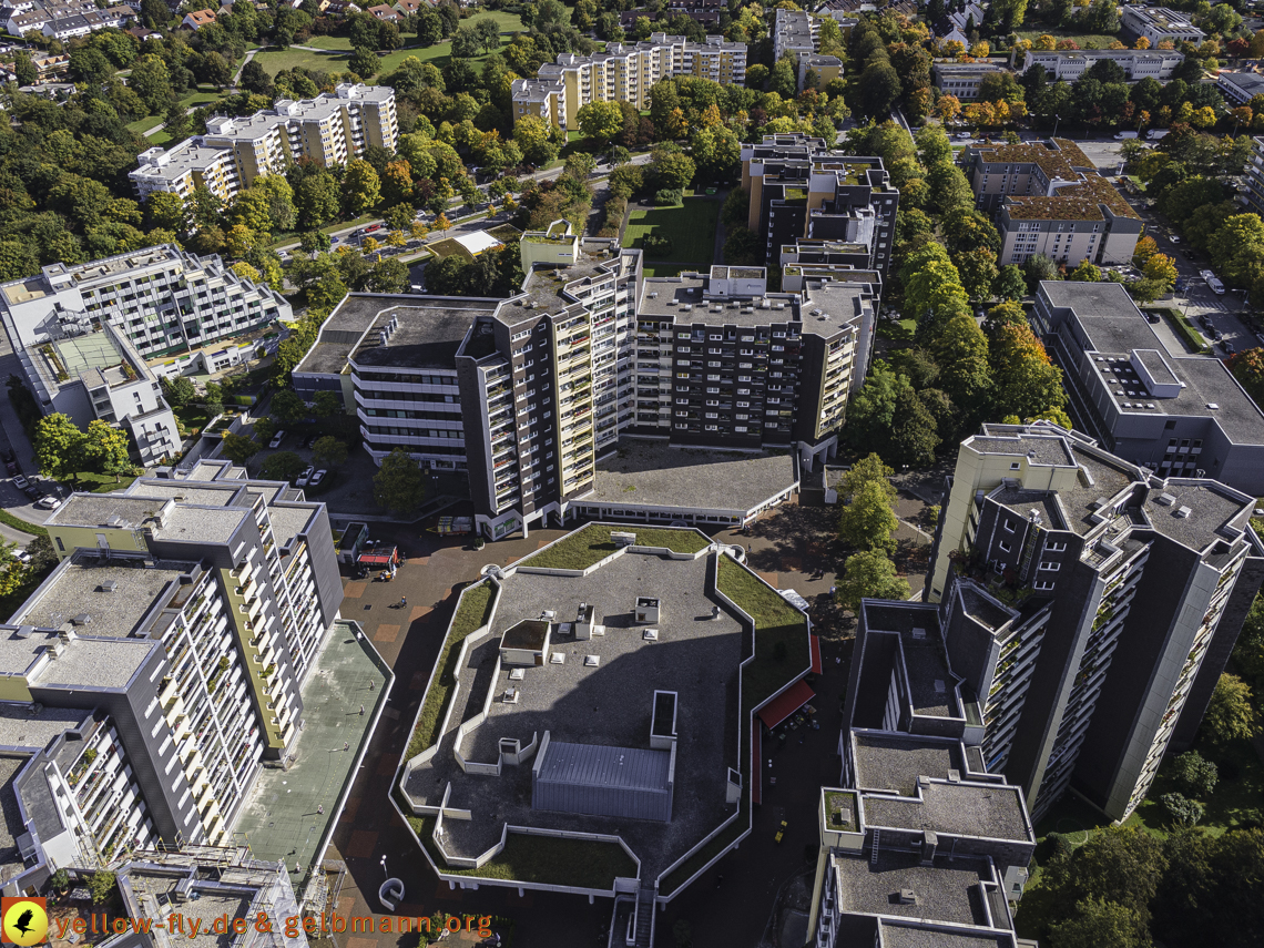 15.10.2021 - Marx-Zentrum, die kleinere Wohnanlage am Karl-Marx-Ring 52-62, Alexisquartier und Grundschule in Neuperlach 15.10.2021 - Marx-Zentrum, die kleinere Wohnanlage am Karl-Marx-Ring 52-62, Alexisquartier und Grundschule in Neuperlach