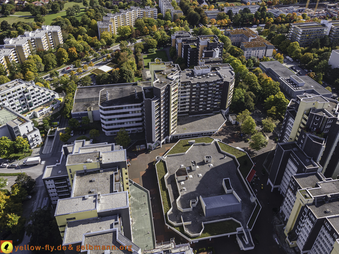 15.10.2021 - Marx-Zentrum, die kleinere Wohnanlage am Karl-Marx-Ring 52-62, Alexisquartier und Grundschule in Neuperlach 15.10.2021 - Marx-Zentrum, die kleinere Wohnanlage am Karl-Marx-Ring 52-62, Alexisquartier und Grundschule in Neuperlach