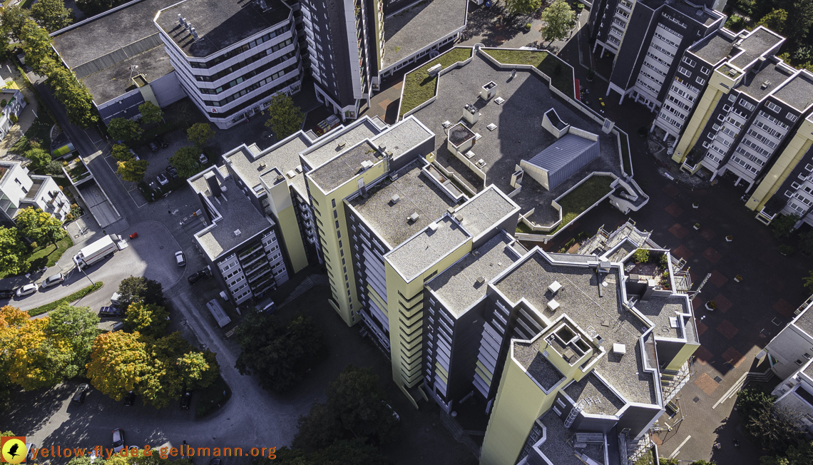 15.10.2021 - Marx-Zentrum, die kleinere Wohnanlage am Karl-Marx-Ring 52-62, Alexisquartier und Grundschule in Neuperlach 15.10.2021 - Marx-Zentrum, die kleinere Wohnanlage am Karl-Marx-Ring 52-62, Alexisquartier und Grundschule in Neuperlach