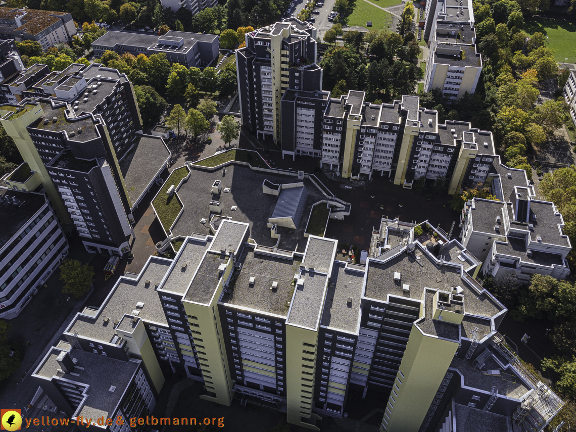 15.10.2021 - Marx-Zentrum, die kleinere Wohnanlage am Karl-Marx-Ring 52-62, Alexisquartier und Grundschule in Neuperlach 15.10.2021 - Marx-Zentrum, die kleinere Wohnanlage am Karl-Marx-Ring 52-62, Alexisquartier und Grundschule in Neuperlach