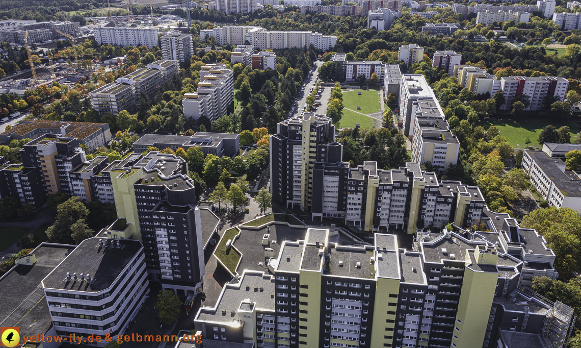 15.10.2021 - Marx-Zentrum, die kleinere Wohnanlage am Karl-Marx-Ring 52-62, Alexisquartier und Grundschule in Neuperlach 15.10.2021 - Marx-Zentrum, die kleinere Wohnanlage am Karl-Marx-Ring 52-62, Alexisquartier und Grundschule in Neuperlach