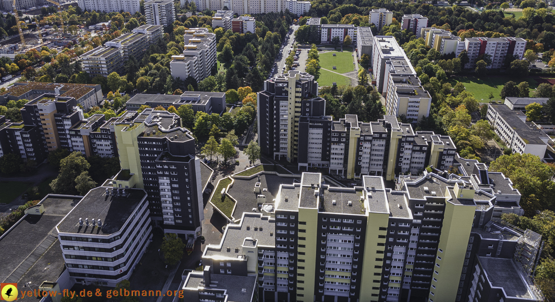 15.10.2021 - Marx-Zentrum, die kleinere Wohnanlage am Karl-Marx-Ring 52-62, Alexisquartier und Grundschule in Neuperlach 15.10.2021 - Marx-Zentrum, die kleinere Wohnanlage am Karl-Marx-Ring 52-62, Alexisquartier und Grundschule in Neuperlach