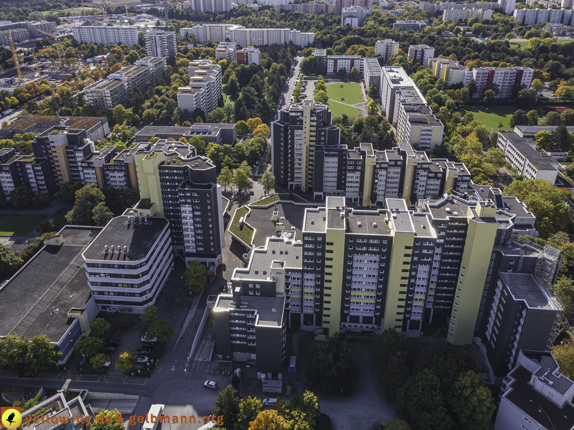 15.10.2021 - Marx-Zentrum, die kleinere Wohnanlage am Karl-Marx-Ring 52-62, Alexisquartier und Grundschule in Neuperlach 15.10.2021 - Marx-Zentrum, die kleinere Wohnanlage am Karl-Marx-Ring 52-62, Alexisquartier und Grundschule in Neuperlach