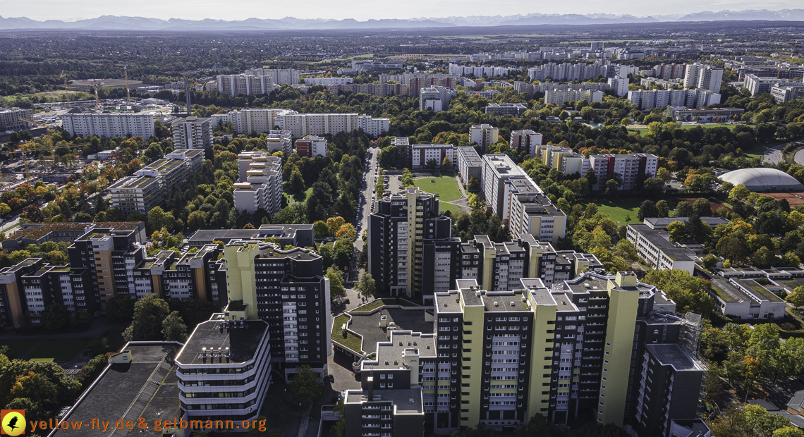 15.10.2021 - Marx-Zentrum, die kleinere Wohnanlage am Karl-Marx-Ring 52-62, Alexisquartier und Grundschule in Neuperlach 15.10.2021 - Marx-Zentrum, die kleinere Wohnanlage am Karl-Marx-Ring 52-62, Alexisquartier und Grundschule in Neuperlach