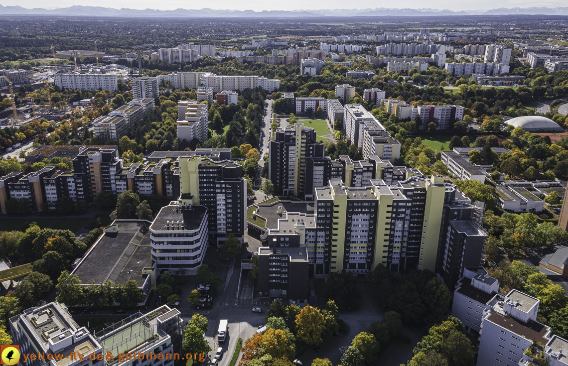 15.10.2021 - Marx-Zentrum, die kleinere Wohnanlage am Karl-Marx-Ring 52-62, Alexisquartier und Grundschule in Neuperlach 15.10.2021 - Marx-Zentrum, die kleinere Wohnanlage am Karl-Marx-Ring 52-62, Alexisquartier und Grundschule in Neuperlach