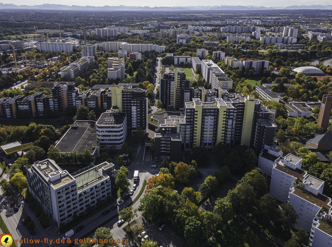 15.10.2021 - Marx-Zentrum, die kleinere Wohnanlage am Karl-Marx-Ring 52-62, Alexisquartier und Grundschule in Neuperlach 15.10.2021 - Marx-Zentrum, die kleinere Wohnanlage am Karl-Marx-Ring 52-62, Alexisquartier und Grundschule in Neuperlach