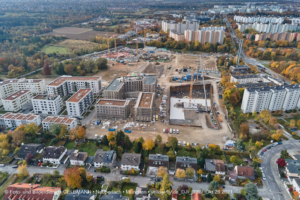 26.10.2021 - Kranaufbau im Alexisquartier in Neuperlach 26.10.2021 - Kranaufbau im Alexisquartier in Neuperlach