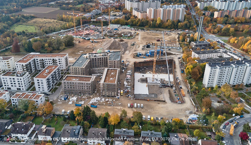 26.10.2021 - Kranaufbau im Alexisquartier in Neuperlach 26.10.2021 - Kranaufbau im Alexisquartier in Neuperlach