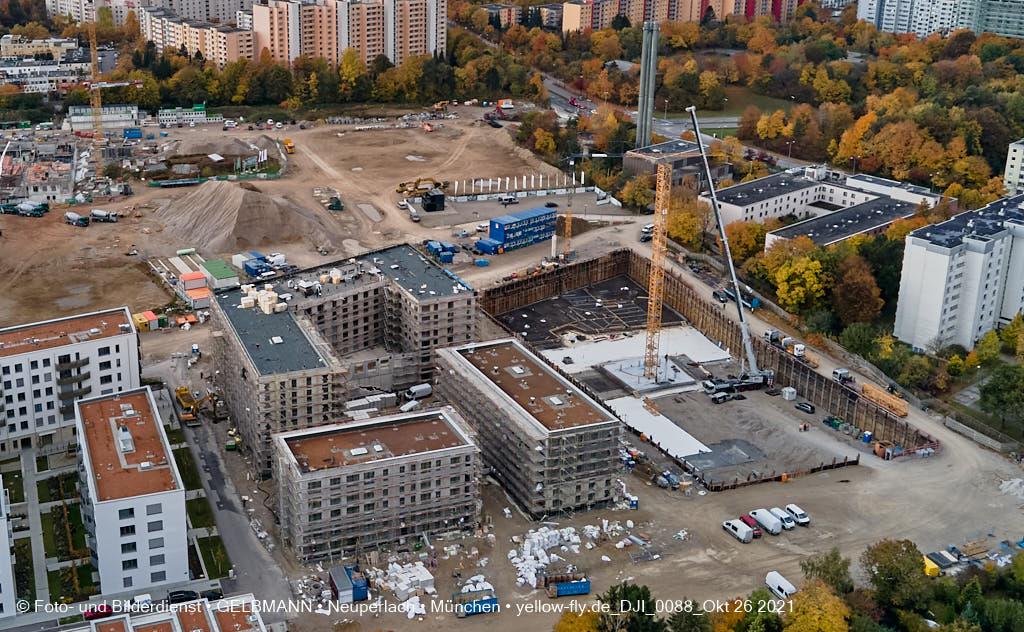 26.10.2021 - Kranaufbau im Alexisquartier in Neuperlach 26.10.2021 - Kranaufbau im Alexisquartier in Neuperlach