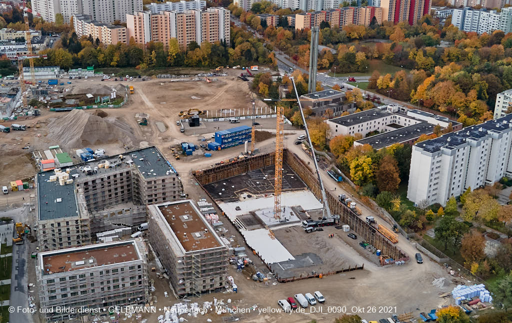 26.10.2021 - Kranaufbau im Alexisquartier in Neuperlach 26.10.2021 - Kranaufbau im Alexisquartier in Neuperlach
