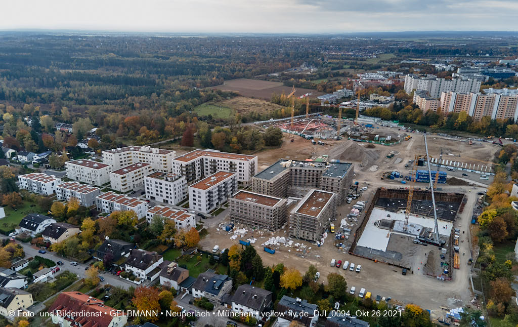 26.10.2021 - Kranaufbau im Alexisquartier in Neuperlach 26.10.2021 - Kranaufbau im Alexisquartier in Neuperlach