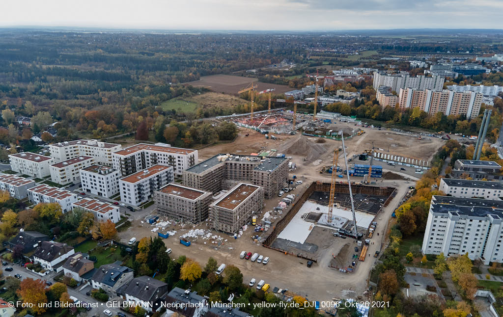 26.10.2021 - Kranaufbau im Alexisquartier in Neuperlach 26.10.2021 - Kranaufbau im Alexisquartier in Neuperlach